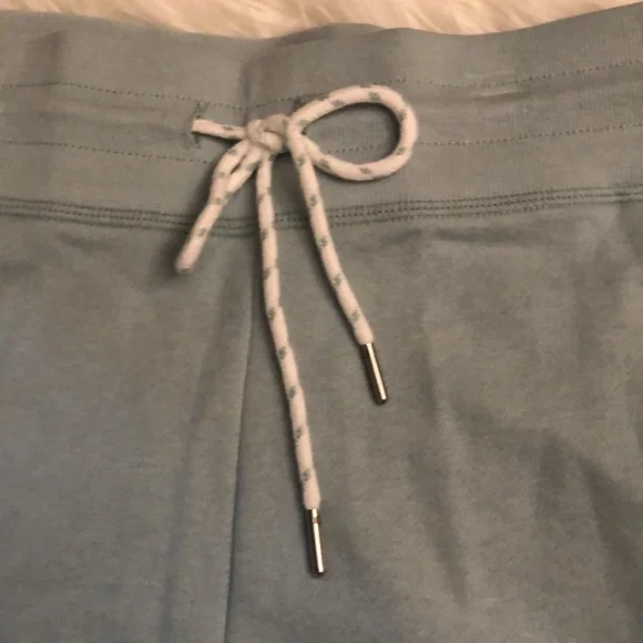 NWT Women Reebok Relaxed Shorts in XL - 2 Pockets - Grey Mist Color - Picture 3 of 9